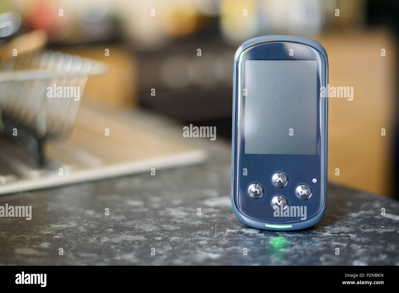 Domestic Energy Smart Meter auf einer Küchenarbeitsplatte mit einem leeren Bildschirm für Kopie Raum Stockfoto