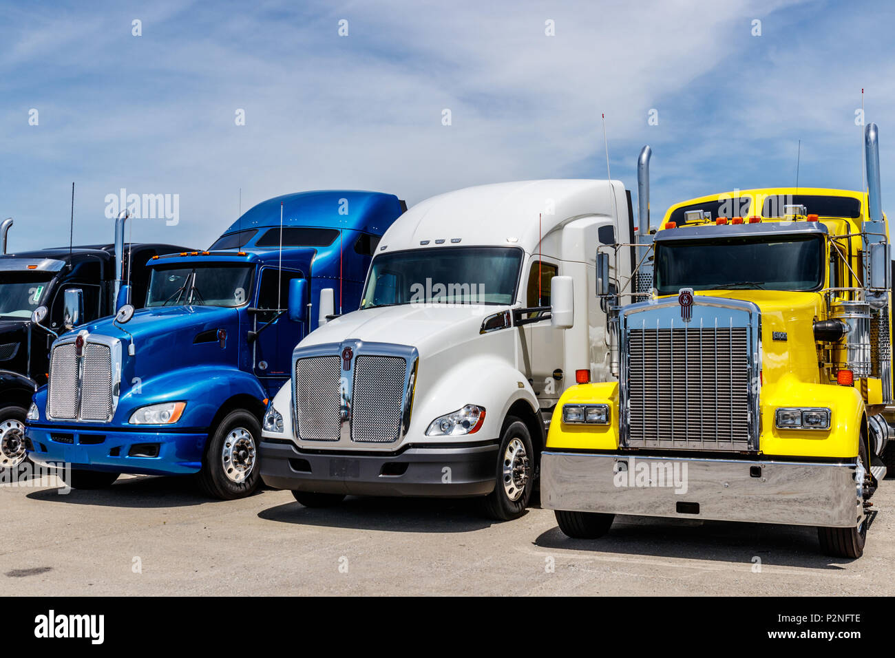 Indianapolis - ca. Juni 2018: Bunte Semi Traktoren Anhänger Lkw bis zum Verkauf II gefüttert Stockfoto