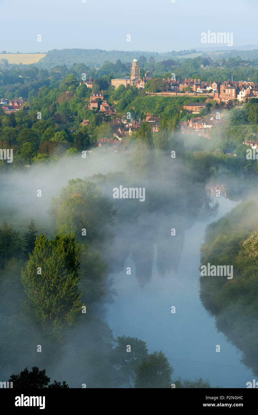 Frühen Morgennebel über dem Fluss Severn und Bridgnorth, Shropshire. Stockfoto