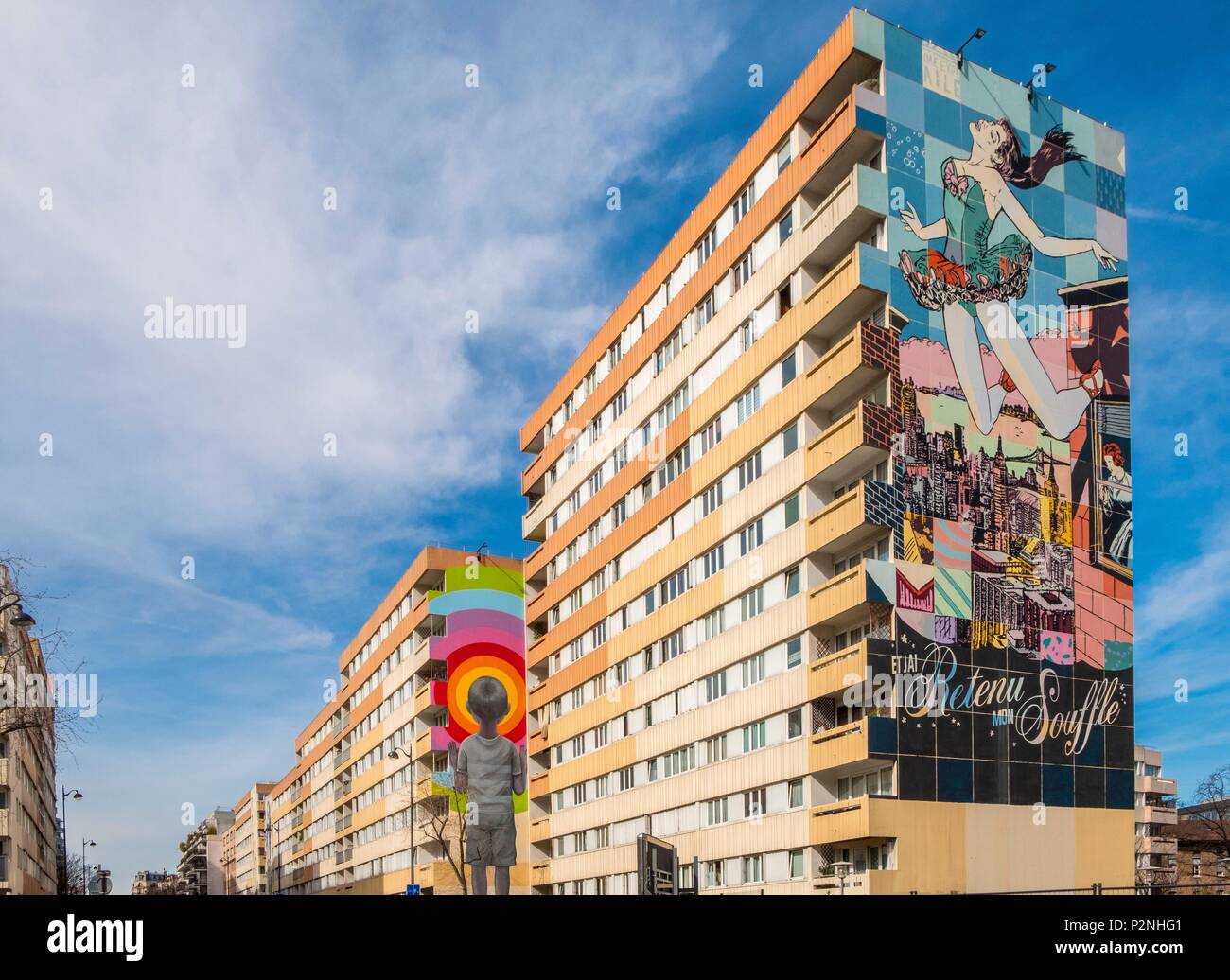 Frankreich, Paris, 13. Bezirk, Street Art, die Arbeit Bambin in Shorts des Künstlers © Julien Seth Malland und der Tänzer © FAile Stockfoto