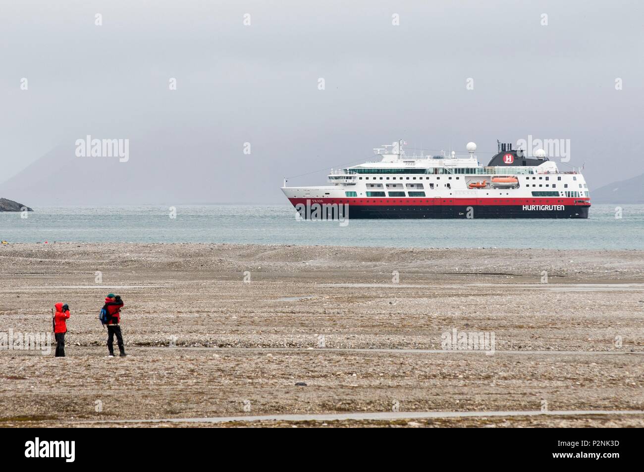 Norwegen, Svalbard, Spitzbergen, MS Fram der Hurtigruten im Hornsund verankert Stockfoto