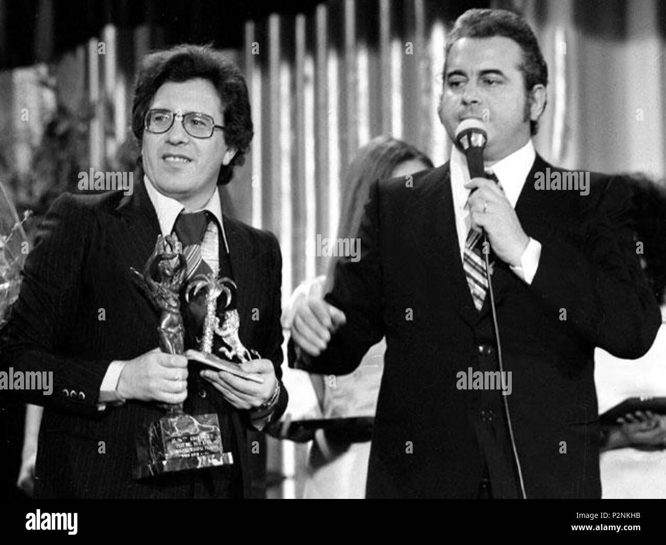 . Der italienische Sänger Peppino Di Capri (links) zeigt die Preise für die 26 Sanremo Music Festival in der Nähe von Vittorio Salvetti, künstlerischer Leiter des Festivals. 21. Februar 1976. Ansa 79 Sanremo 1976 Peppino Di Capri Vittorio Salvetti Stockfoto