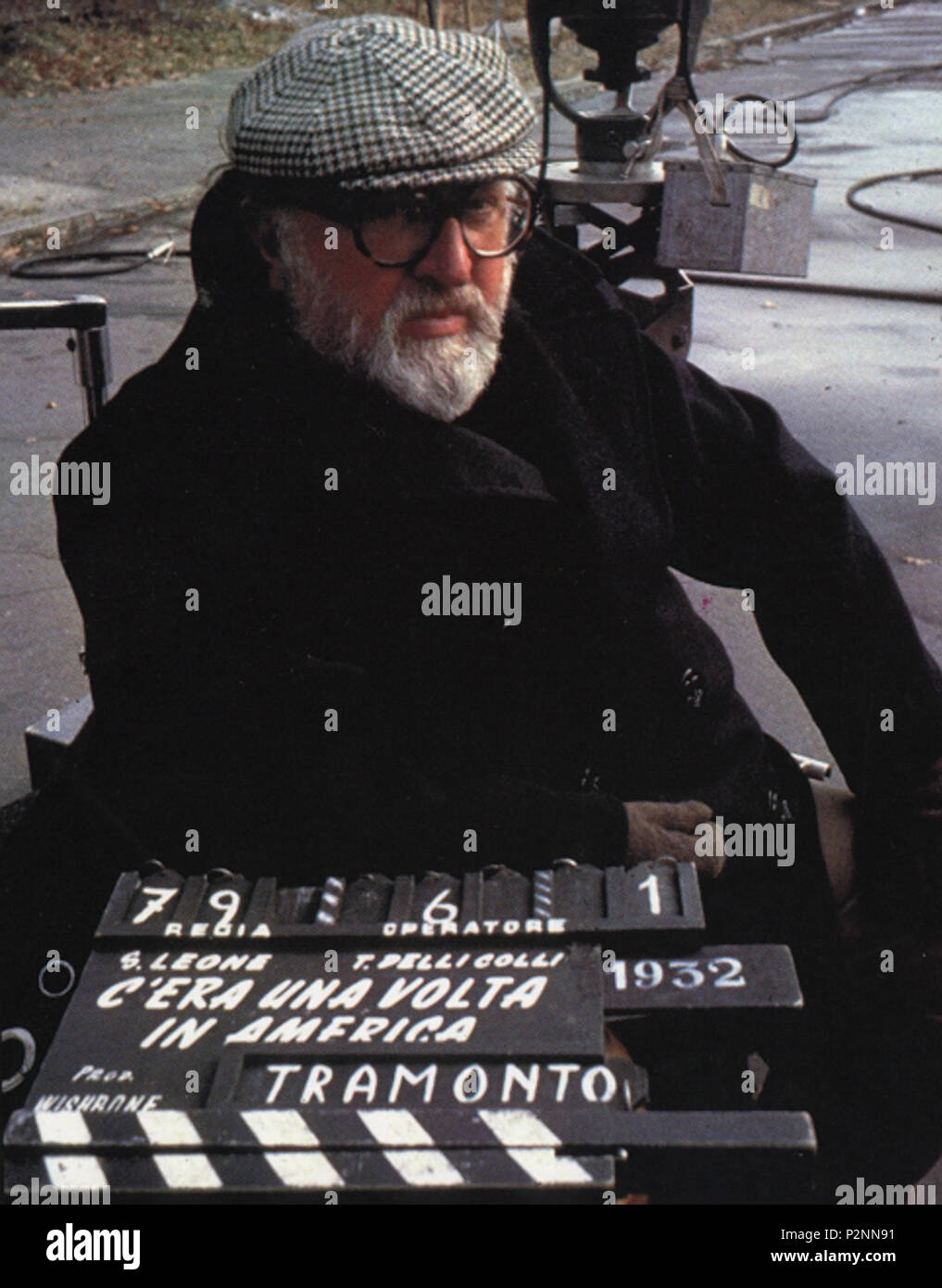 . Englisch: Sergio Leone am Set von "Es War Einmal in Amerika (1984) Italiano: Sergio Leone sul Set di C'era una volta in Amerika (1984). 7. März 2006 (original Upload Datum). Die ursprünglichen Uploader wurde Shaka auf Italienisch. 82 Sergio Leone Stockfoto