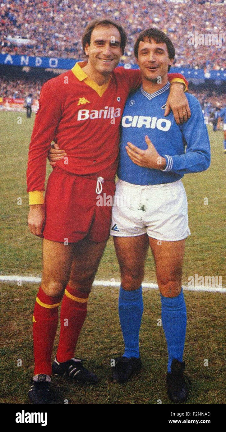 . Italiano: Napoli, Stadio San Paolo, 16 Dicembre 1984. Il giallorosso Francesco Graziani (a sinistra) e l'azzurro Daniel Bertoni (a destra) posano prima del Derby del Sole tra Napoli e Roma (1-2) valevole per la 12 ª giornata del Campionato Italiano di Serie A 1984-85. 16. Dezember 1984. Unbekannt 82 Serie A 1984-85, Neapel-rom, Graziani e Bertoni Stockfoto