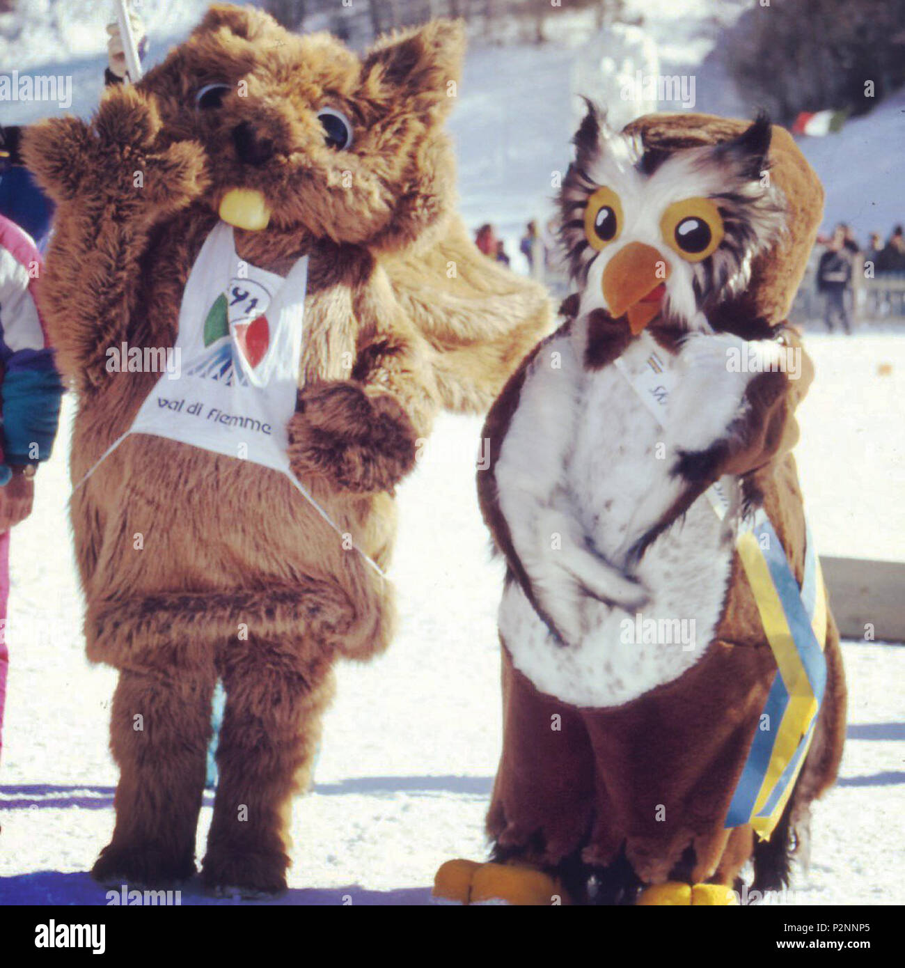 . Italiano: Skiri (mascotte ufficiale dei Campionati mondiali di sci Nordico della Val di Fiemme 1991) insieme ein Bubo (mascotte dei successivi campionati ein Falun 1993). Februar 1991. Unbekannt 83 Skiri& Bubo 1991 Stockfoto