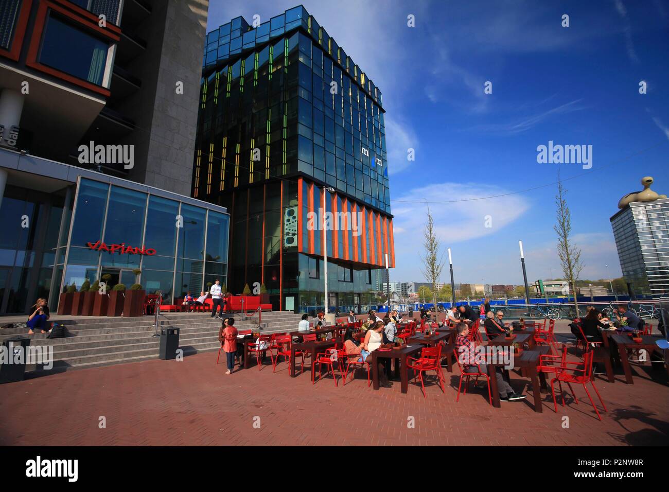 Niederlande, Provinz Nord Holland, Amsterdam, Restaurant Terrassen in der Nähe der NEMO Museum des Architekten Renzo Piano in Oosterdokskade Stockfoto