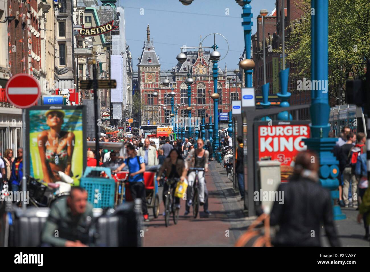 Niederlande, Provinz Nord Holland, Amsterdam, Amsterdam Central Station von damrak gesehen Stockfoto