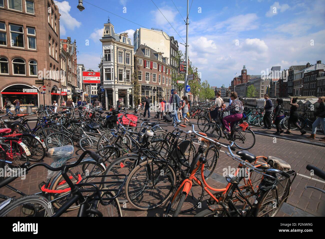 Niederlande, Provinz Nord Holland, Amsterdam, 17. Jahrhundert konzentrischen Kanalbezirk, UNESCO-Weltkulturerbe, Koningsplein Square entlang der Singelgracht Stockfoto