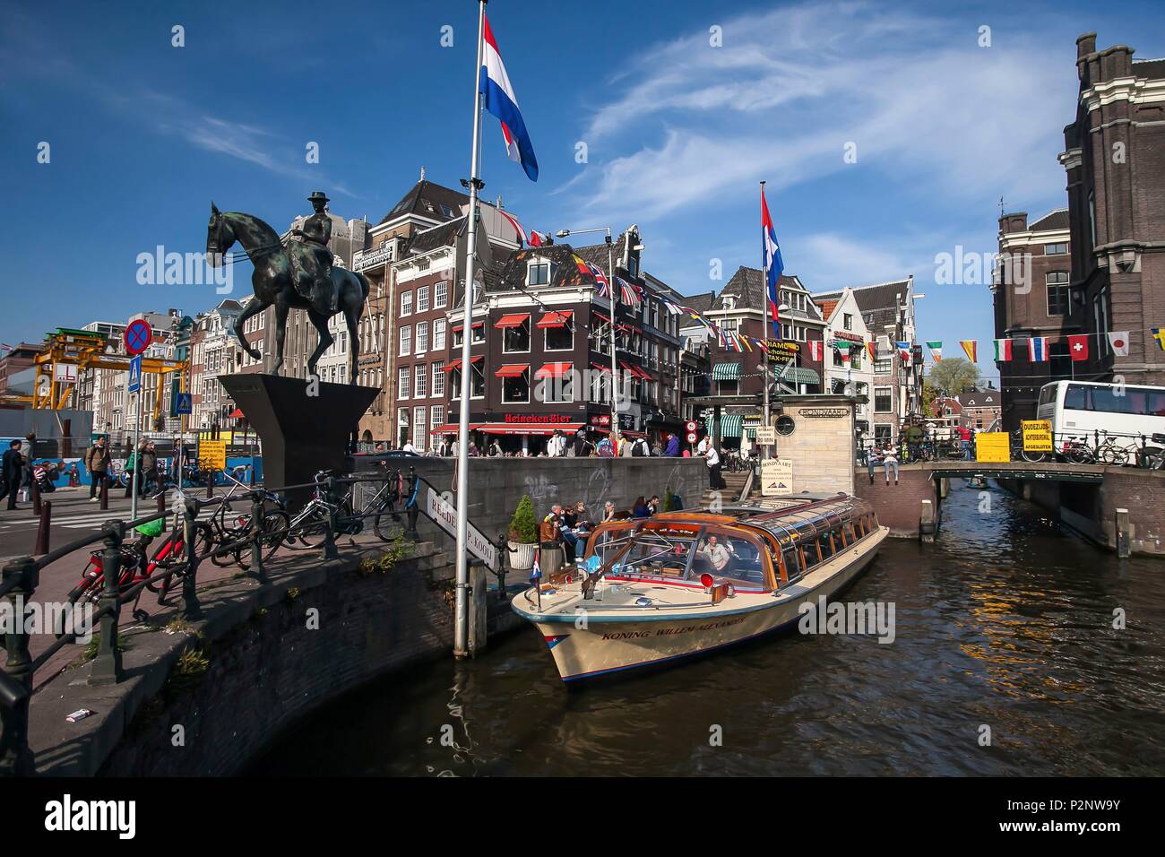 Niederlande, Provinz Nord Holland, Amsterdam, Statue in der Nähe von Canal bei 116 Rokin Rokin Straße Stockfoto