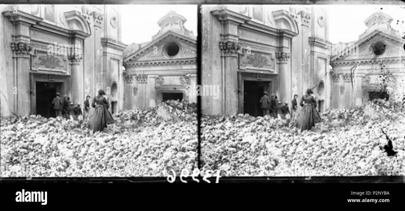 . Italiano: Boscotrecase (Napoli) - del Vesuvio Eruzione del 1906. Un Gruppo di Persone davanti alla Porta della Chiesa di Boscotrecase semisommersa dalla Lava. Fotografia di Francesco Chigi - gelatina ai Sali d'argento/Vetro. Catalogo n° 13996. 1906. Francesco Chigi 91 Vesuvio eruzione 1906 Boscotrecase Stockfoto