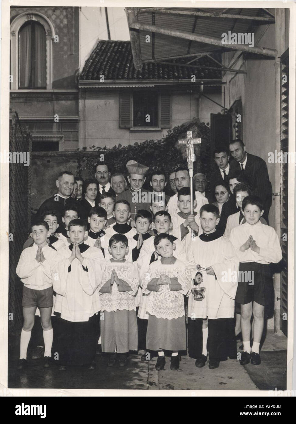 . Visita pastorale ein San Fruttuoso del Cardinale Montini nel 1960. Italiano: Visita pastorale nel 1960 del-Karte. Montini futuro Papa Paolo VI La foto viene eseguita nel Giardino della casa DAL PREVAT 2 ed Oltre ai chierichetti Il Cardinale è accompagnato Dal parroco Don Giovanni Colombo, dal coaudiutore Don Carlo Peloja e Dai fedeli. 1960 92 Visita pastorale ein San Fruttuoso del Cardinale Montini nel 1960 Stockfoto