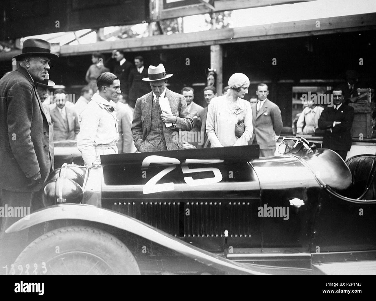 . Italiano: Ich principi Leopoldo ed Astrid del Belgio in visita all'Alfa Romeo di Milano, ricevuti da Prospero Gianferrari. Englisch: Prinz Leopold und Prinzessin Astrid von Belgien besuchen Alfa Romeo in Mailand, Italien, von Prospero Gianferrari. . Zwischen 1929 und 1933. Anonym 47 Leopoldo ed Astrid del Belgio in Alfa Romeo 2. Stockfoto