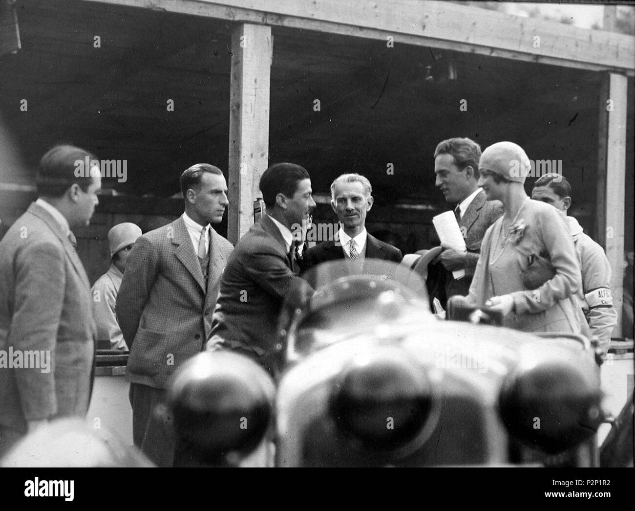 . Italiano: Ich principi Leopoldo ed Astrid del Belgio in visita all'Alfa Romeo di Milano, ricevuti da Prospero Gianferrari. Englisch: Prinz Leopold und Prinzessin Astrid von Belgien besuchen Alfa Romeo in Mailand, Italien, von Prospero Gianferrari. . Zwischen 1929 und 1933. Anonym 47 Leopoldo ed Astrid del Belgio in Alfa Romeo 1. Stockfoto