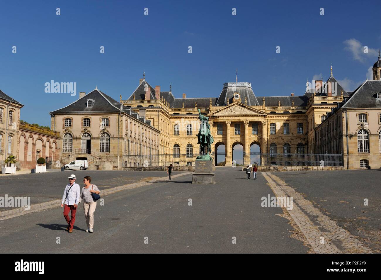 Frankreich, Meurthe et Moselle, Luneville, Burg im Namen des Herzogs Leopold I. zwischen 1703 und 1720 und Pferdesport Skulptur von Antoine Charles Louis de Lasalle, Paar Stockfoto Frankreich, Meurthe et Moselle, Luneville, Burg im Namen des Herzogs Leopold I. zwischen 1703 und 1720 und Pferdesport Skulptur von Antoine Charles Louis de Lasalle, Paar Stockfoto