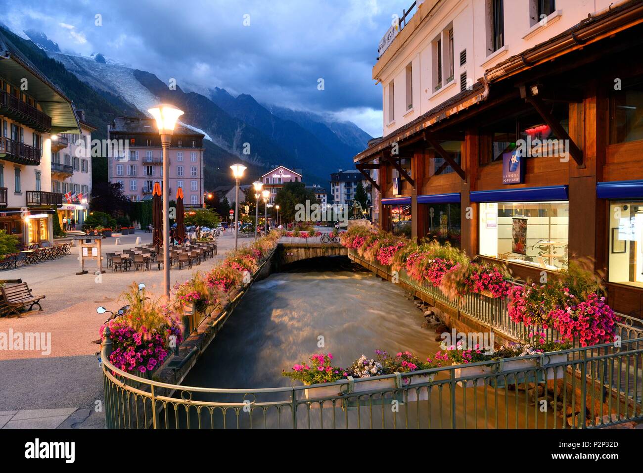 Frankreich, Haute Savoie, Chamonix Stadt am Fluss Arve gekreuzt und Mont Blanc (4810 m) Stockfoto