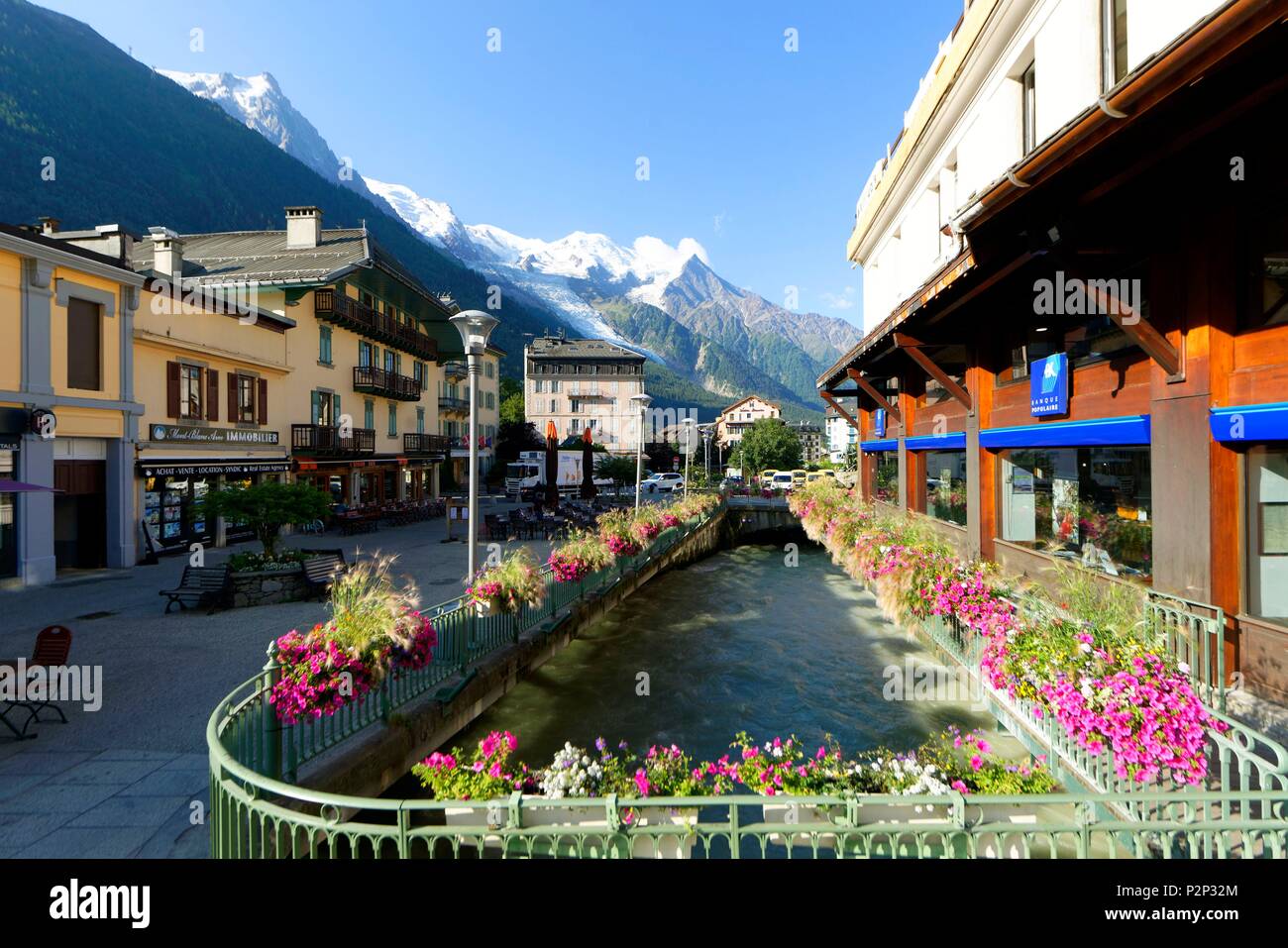 Frankreich, Haute Savoie, Chamonix Stadt am Fluss Arve gekreuzt und Mont Blanc (4810 m) Stockfoto