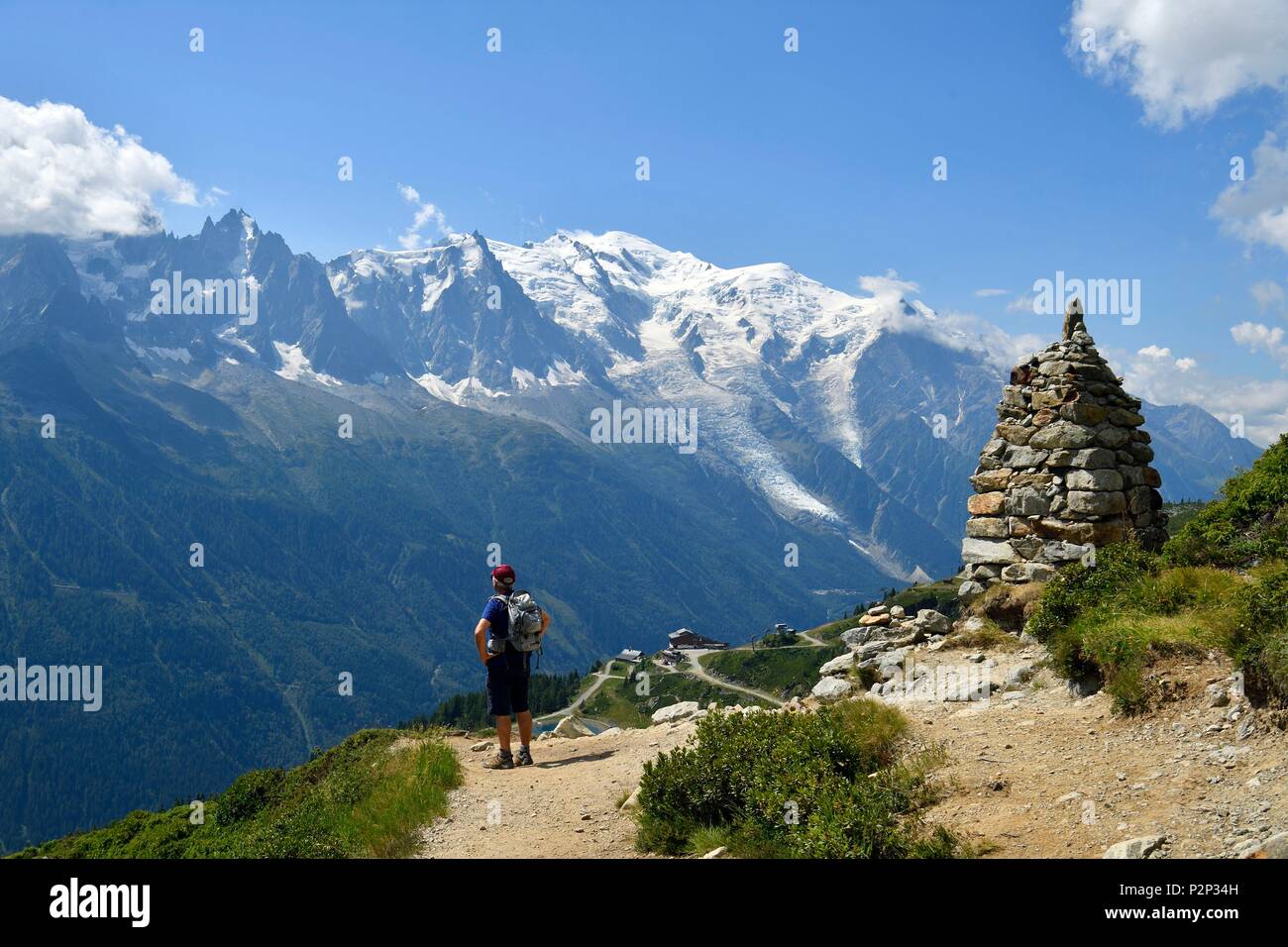 Frankreich, Haute Savoie, Chamonix Mont Blanc, Wanderung in Richtung Lac Blanc (weißer See) (2352 m) in die Reserve naturelle nationale des Aiguilles Rouges (Aiguilles Rouges National Nature Reserve) mit Blick auf den Mont Blanc und den Mont Blanc (4810 m) Stockfoto