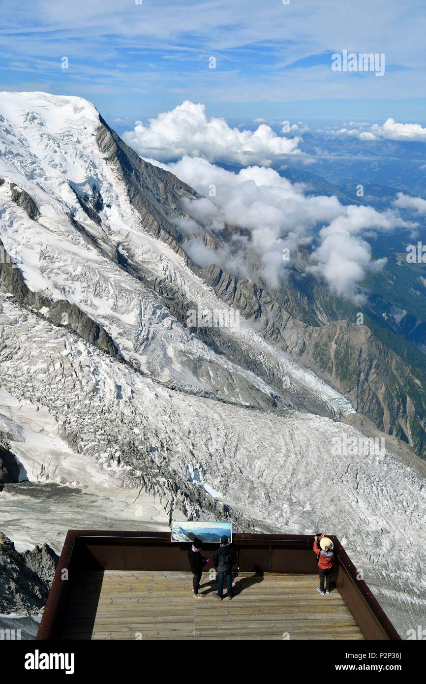 Frankreich, Haute Savoie, Chamonix Mont Blanc, Terrasse des Aiguille du Midi (3848 m) und einen Blick auf den Mont Blanc (4810 m) Stockfoto