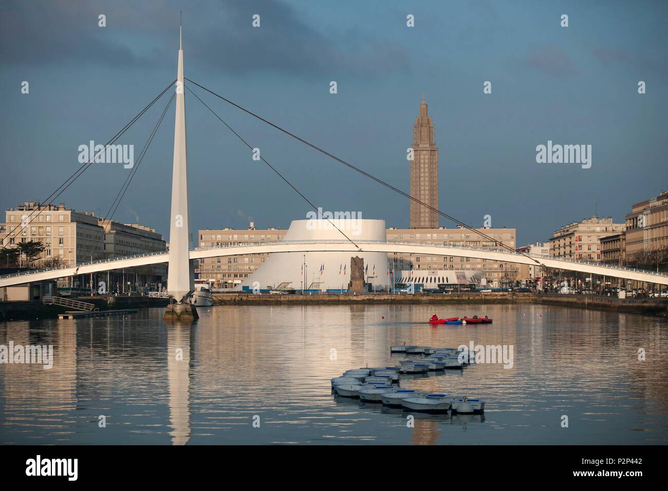 Frankreich, Seine Maritime, Le Havre, Bassin du Commerce, den Vulkan, kulturellen und nationalen Szene, Werk von Oscar Niemeyer, der Glockenturm der St. Joseph Kirche im Hintergrund Le Havre als Weltkulturerbe der UNESCO Stockfoto