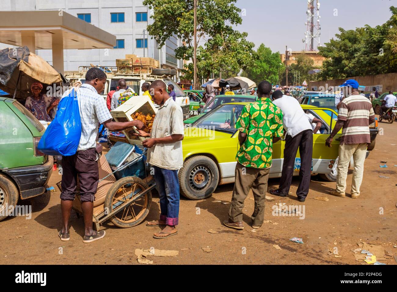 Burkina Faso, Region Centre, Ouagadougou, Innenstadt, Taxis und Straßenverkäufer Stockfoto
