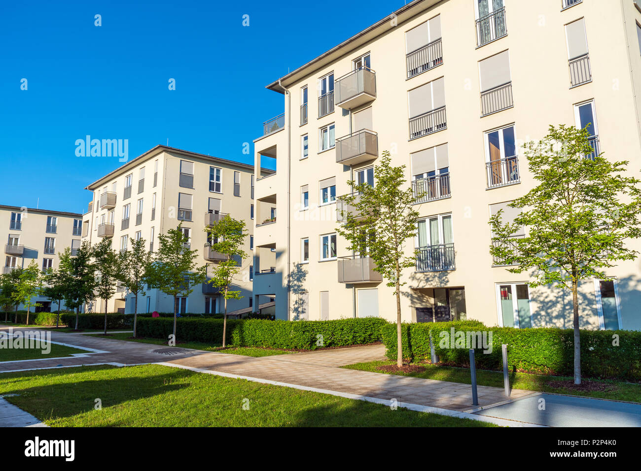 Moderne cremige Wohnungsbau in München gesehen, Deutschland Stockfoto