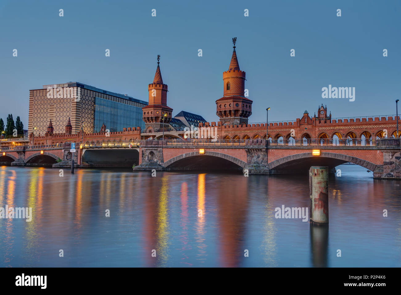 Die Oberbaumbridge und die Spree in Berlin in der Dämmerung Stockfoto