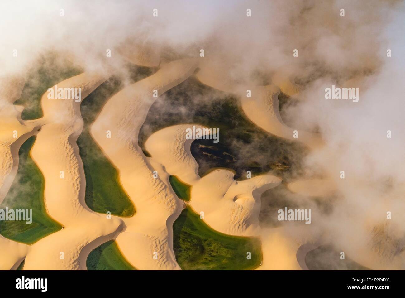 Brasilien, Maranhao, Lencois Maranhenses Nationalpark, Dünen und Lagunen (Luftbild) Stockfoto