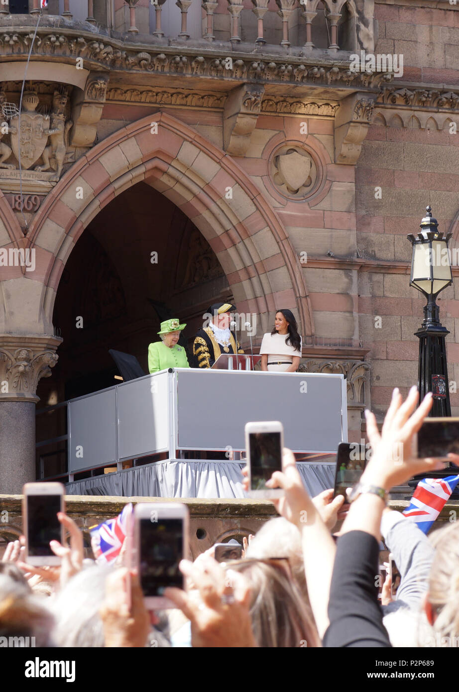 Ihre Majestät die Königin, die Herzogin von Sussex, und der Herr Bürgermeister von Chester stand auf dem Balkon von Chester Rathaus vor einem großen Publikum begrüßen zu dürfen. Dies war die Herzogin von Sussex erste offizielle Engagement. Stockfoto