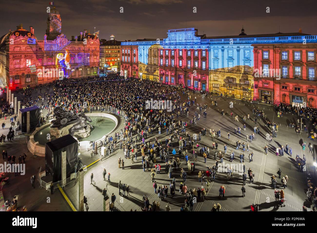 Frankreich, Rhone, Lyon Presqu'ile, historische Stätte als Weltkulturerbe von der UNESCO, Place des Terreaux, das Rathaus und das Palais des Beaux Arts während der Fete des Lumieres (Festival), zeigen Enoha Fait son Kino der Pixel n'Pfeffer Stockfoto