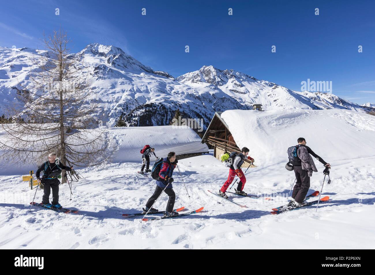 Frankreich, Savoyen, Sainte Foy Tarentaise, Massiv der Vanoise, Tal der hohen Tarentaise, Rückkehr zum Tiefschneefahren durch den Weiler Almen Le Monal mit Blick auf den Mont Pourri (3779 m) im Parc National de la Vanoise Stockfoto