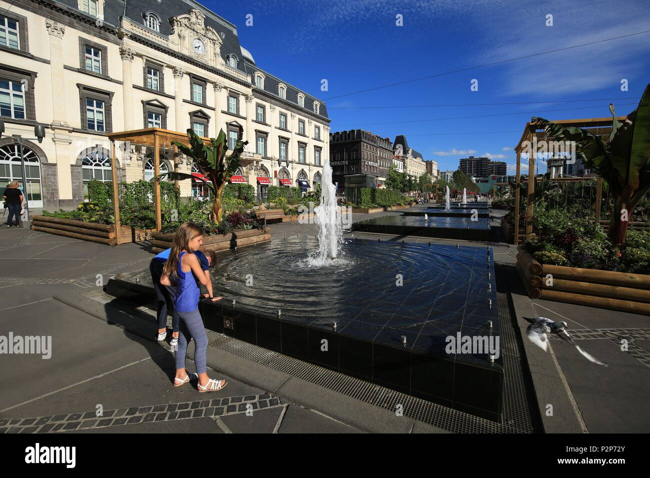 Frankreich, Puy de Dome, Clermont Ferrand, 2 Kinder in der Nähe von Brunnen in der Place de Jaude in Clermont Ferrand haben Stockfoto