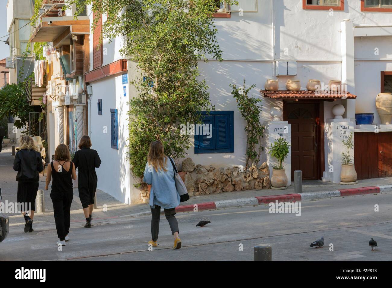 Israel, Tel Aviv, Shabazi und dem alten Viertel Neve Tzedek, altes Haus, Gasse und Passanten Stockfoto
