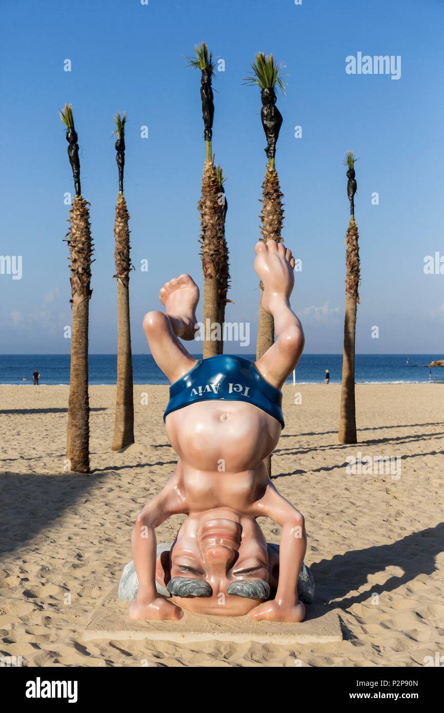 Israel, Tel Aviv, das Meer, der Strand, der berühmten Statue des Gründers des Staates Israel David Ben Gurion zu fördern Touristen das Museum ihm gewidmet zu besuchen, der ehemalige Premierminister tun ein Kopfstand Reproduktion einer berühmten Foto Stockfoto