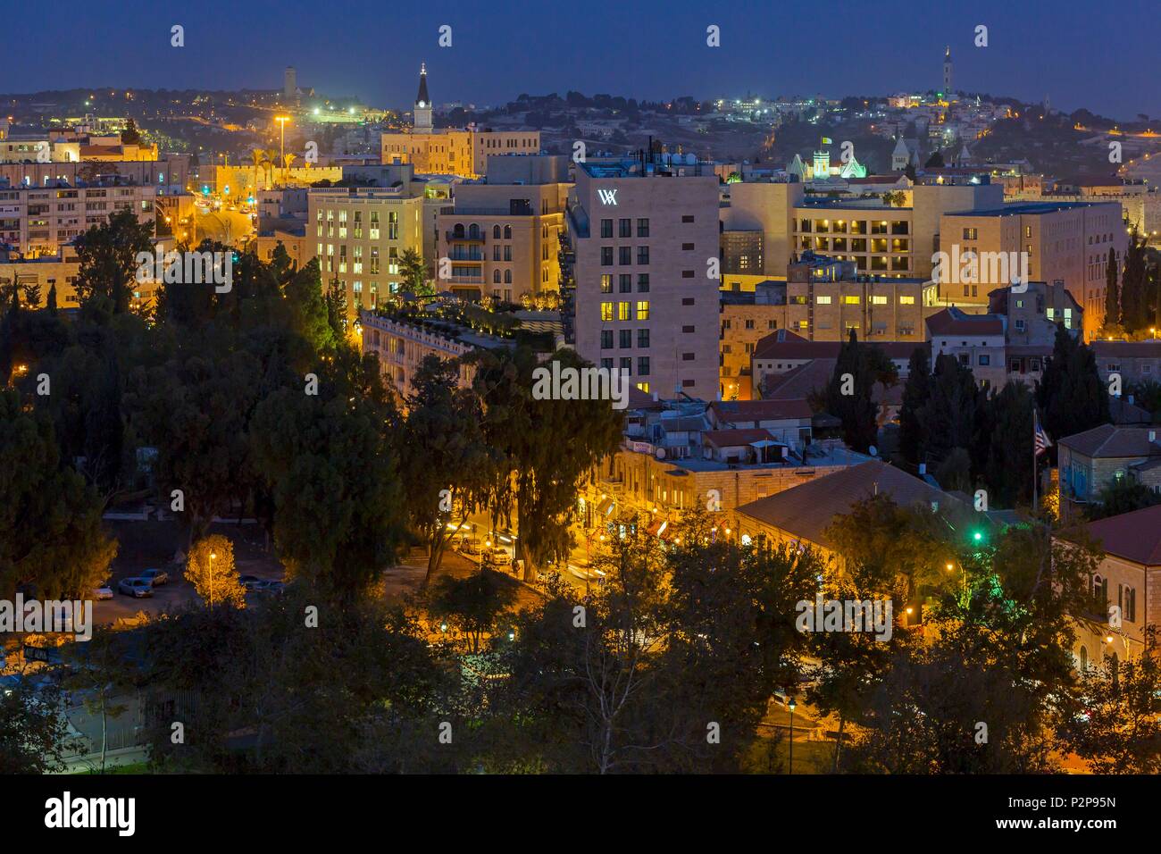 Israel, Jerusalem, die neue Stadt, im Hintergrund, die zum UNESCO-Weltkulturerbe Altstadt, im Vordergrund das Hotel Waldorf Astoria Stockfoto