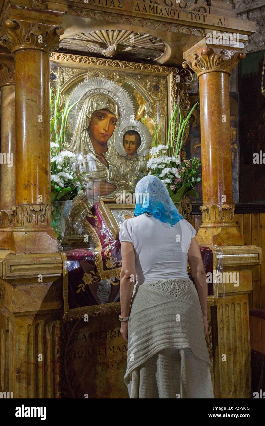 Israel, Jerusalem, der Ölberg, das Heiligtum von Gethsemane, das Innere der Basilika, betende Frau die Jungfrau Maria Stockfoto