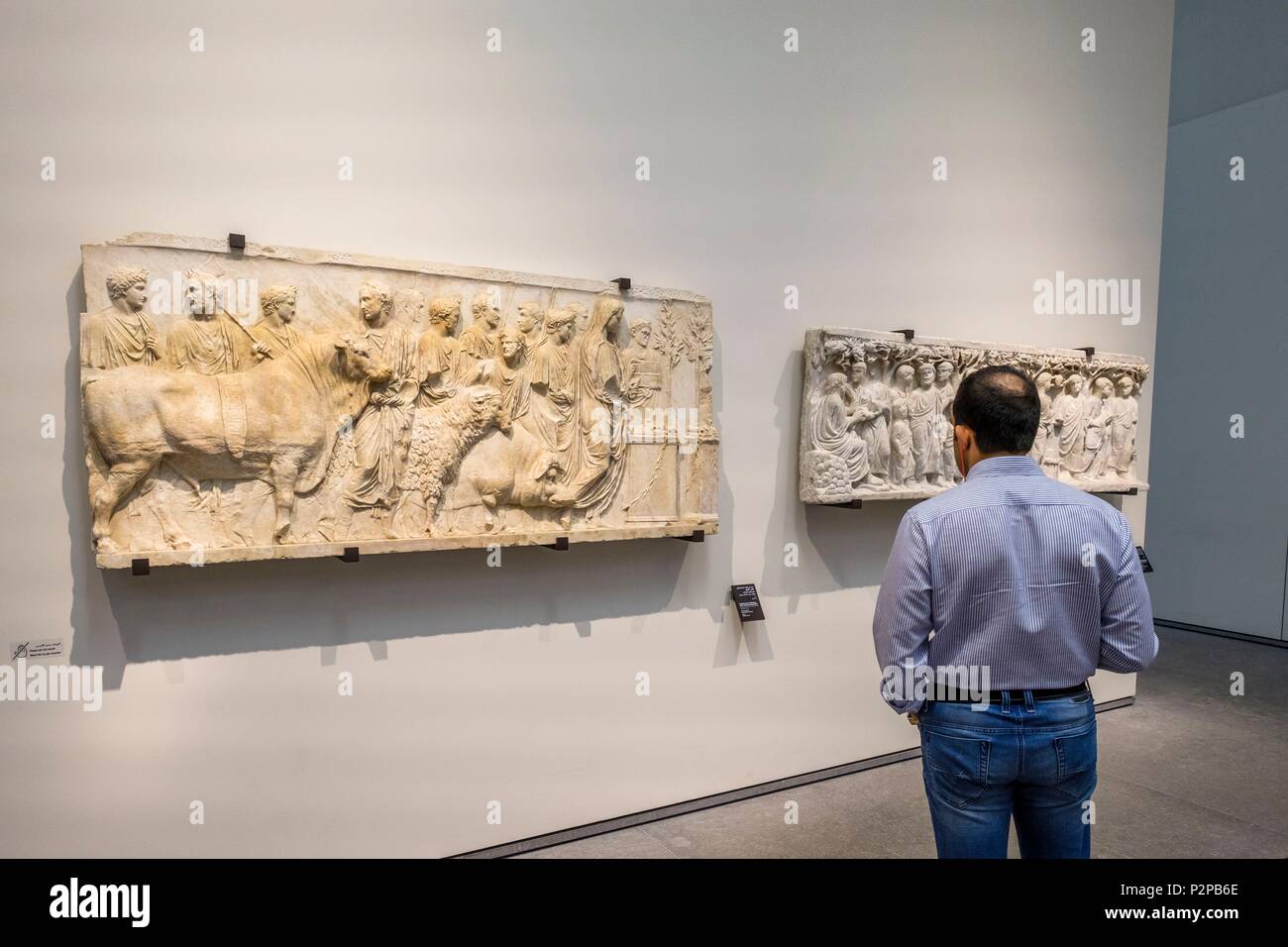 Die Vereinigten Arabischen Emirate, Abu Dhabi, Saadiyat Island, dem Louvre Abu Dhabi ist das erste universelle Museum in der Arabischen Welt entworfen und vom französischen Architekten Jean Nouvel, Fragment eines architektonischen Relief zeigt ein Ritual sacridice (Römisches Reich, AD 15-16) gebaut Stockfoto