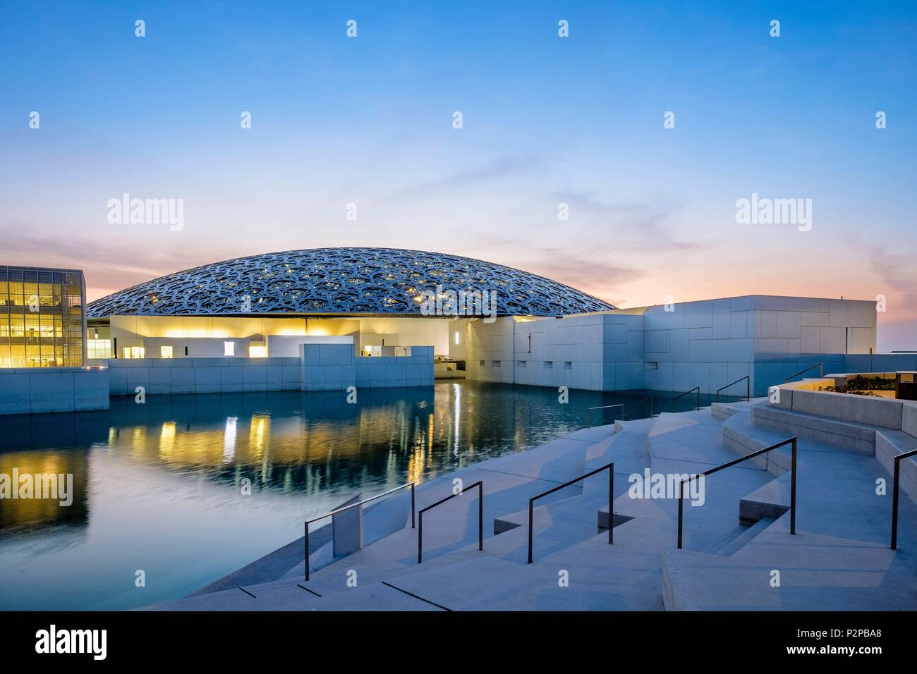 Die Vereinigten Arabischen Emirate, Abu Dhabi, Saadiyat Island, dem Louvre Abu Dhabi ist das erste universelle Museum in der Arabischen Welt entworfen und vom französischen Architekten Jean Nouvel gebaut Stockfoto