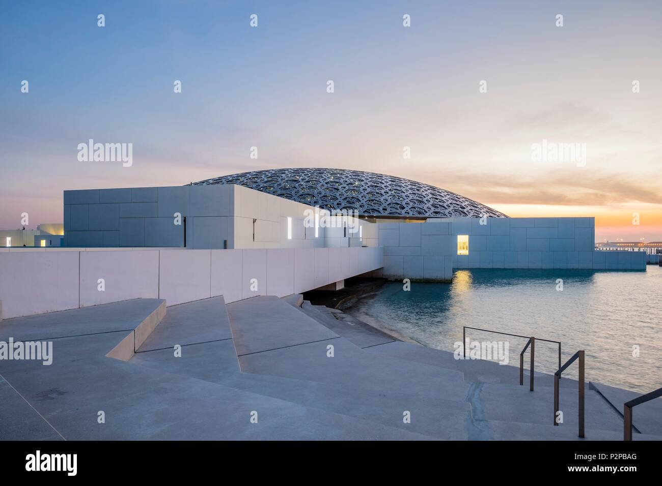 Die Vereinigten Arabischen Emirate, Abu Dhabi, Saadiyat Island, dem Louvre Abu Dhabi ist das erste universelle Museum in der Arabischen Welt entworfen und vom französischen Architekten Jean Nouvel gebaut Stockfoto
