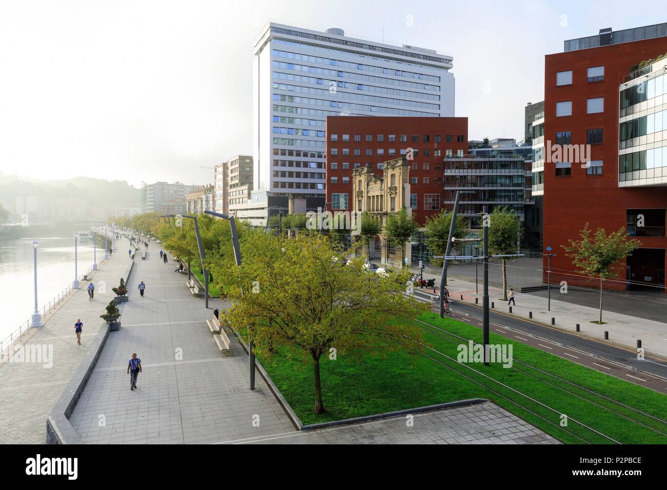 Spanien, Baskenland, Bilbao, Vizcaya, Bezirk, Uribarri Loruri Ciudad Garten, Ufer des Ria de Bilbao Stockfoto