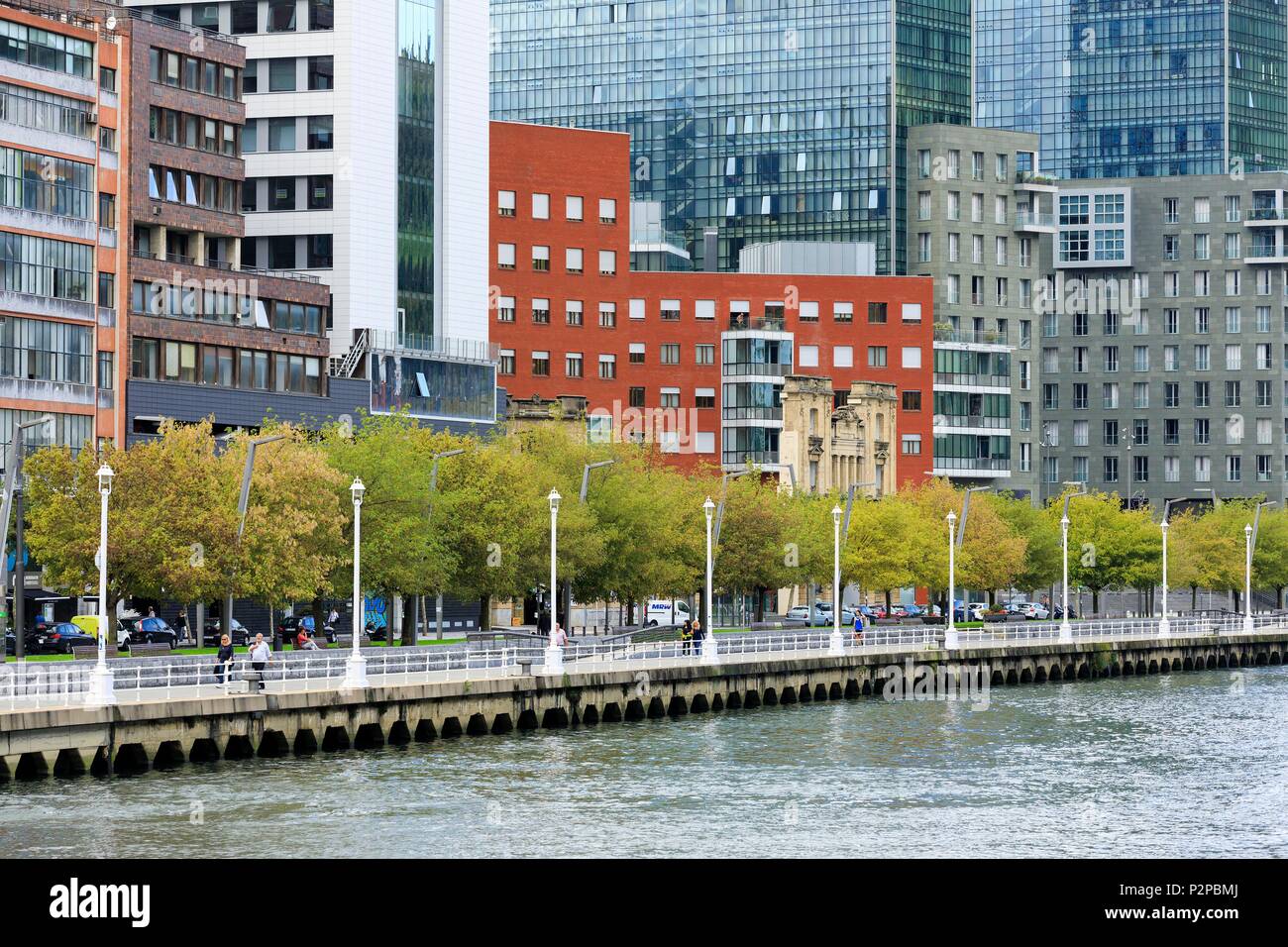 Spanien, Baskenland, Bilbao, Vizcaya, Bezirk, Uribarri Loruri Ciudad Garten, Ufer des Ria de Bilbao Stockfoto