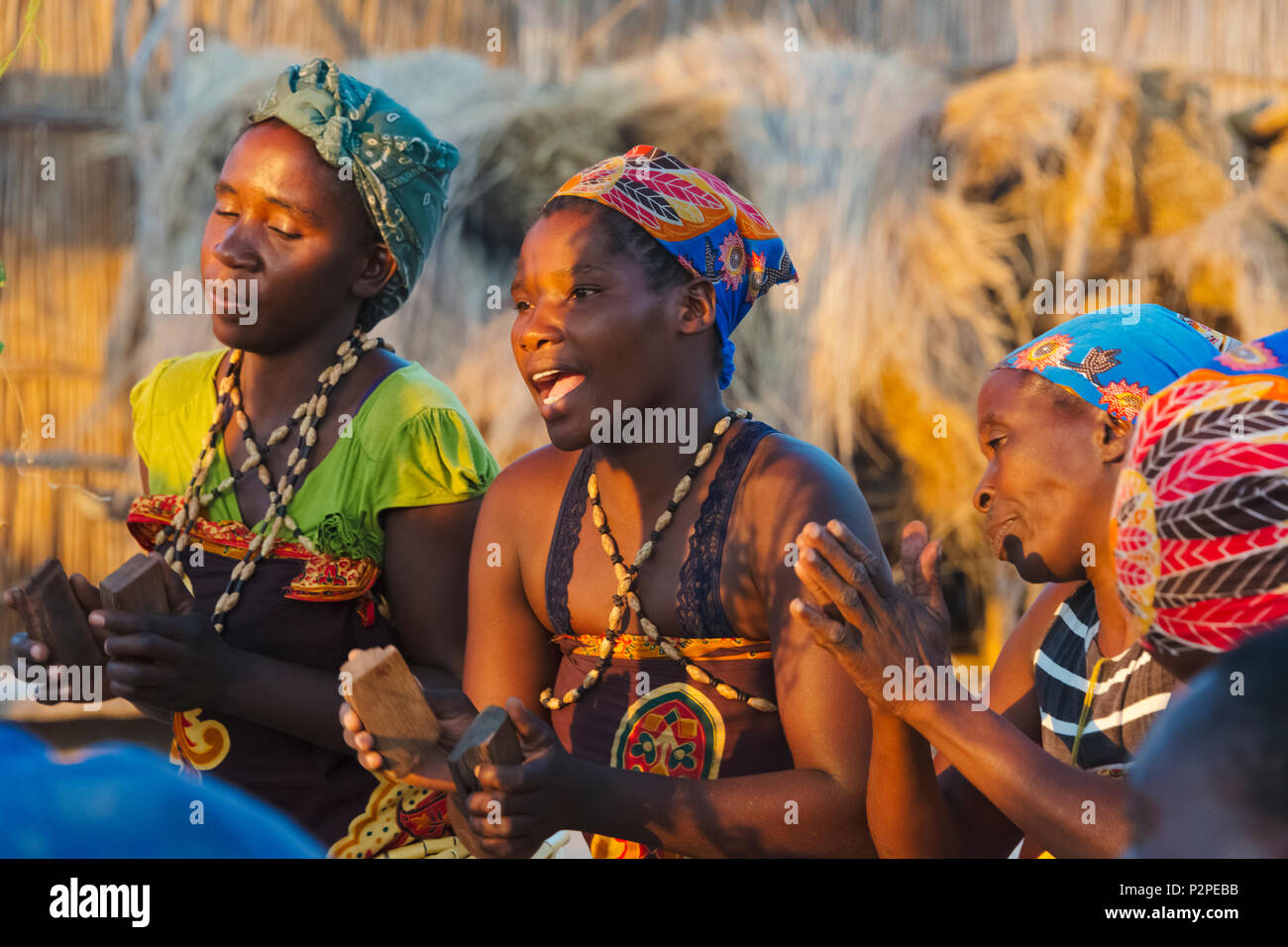Mbukushu Stammes Frauen singen, Kwando traditionelles Dorf, Sambesi Region, Namibia Stockfoto
