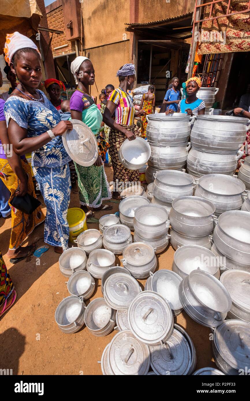 Burkina Faso, Sud-Ouest region, gaoua, der Hauptstadt der Provinz Poni, Markt, Verkauf von Aluminium Kochtopf Stockfoto