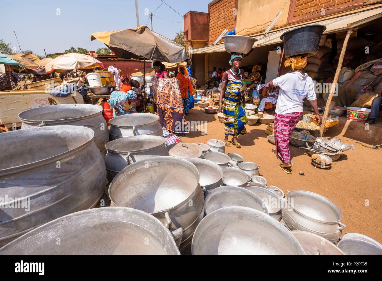 Burkina Faso, Sud-Ouest region, gaoua, der Hauptstadt der Provinz Poni, Markt, Verkauf von Aluminium Kochtopf Stockfoto