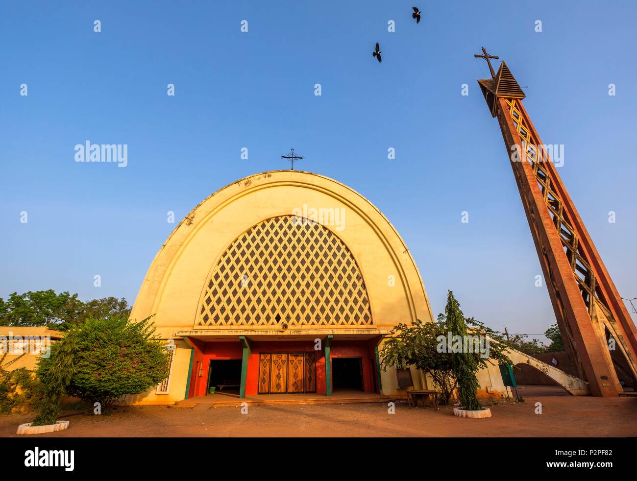 Burkina Faso, Region Hauts-Bassins, Bobo-Dioulasso, Notre-Dame-de-Lourdes Kathedrale im Jahre 1961 eingeweiht. Stockfoto