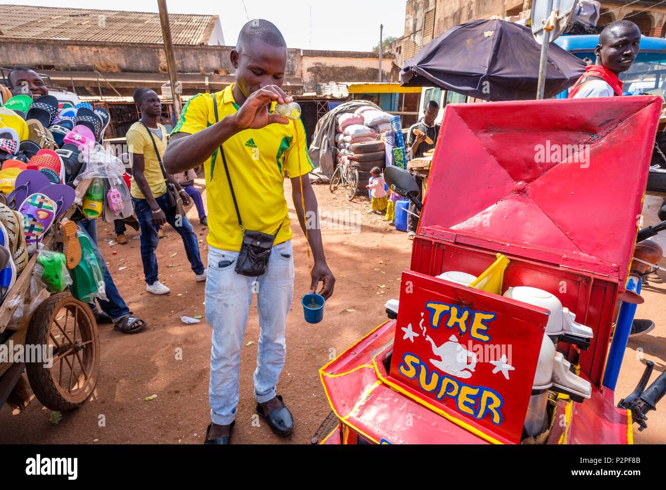 Burkina Faso, Region Hauts-Bassins, Bobo-Dioulasso, Kaffee Straße Verkäufer Stockfoto