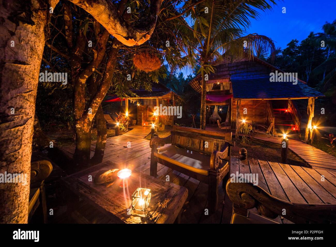 Frankreich, Französisch Guyana, Kourou, ruhende Hütten und Terrassen, Wapa Lodge bei Nacht Stockfoto