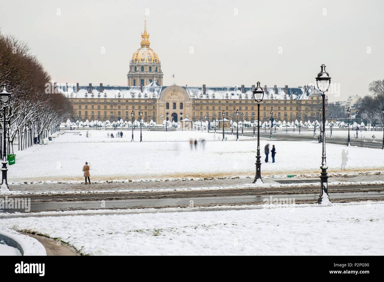 Frankreich, Paris, Bereich als Weltkulturerbe von der UNESCO, der Invalides Esplanade und militärische Schule, schneefälle am 07/02/2018 Stockfoto