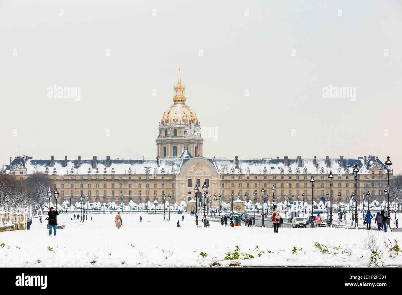 Frankreich, Paris, Bereich als Weltkulturerbe von der UNESCO, der Invalides Esplanade und militärische Schule, schneefälle am 07/02/2018 Stockfoto