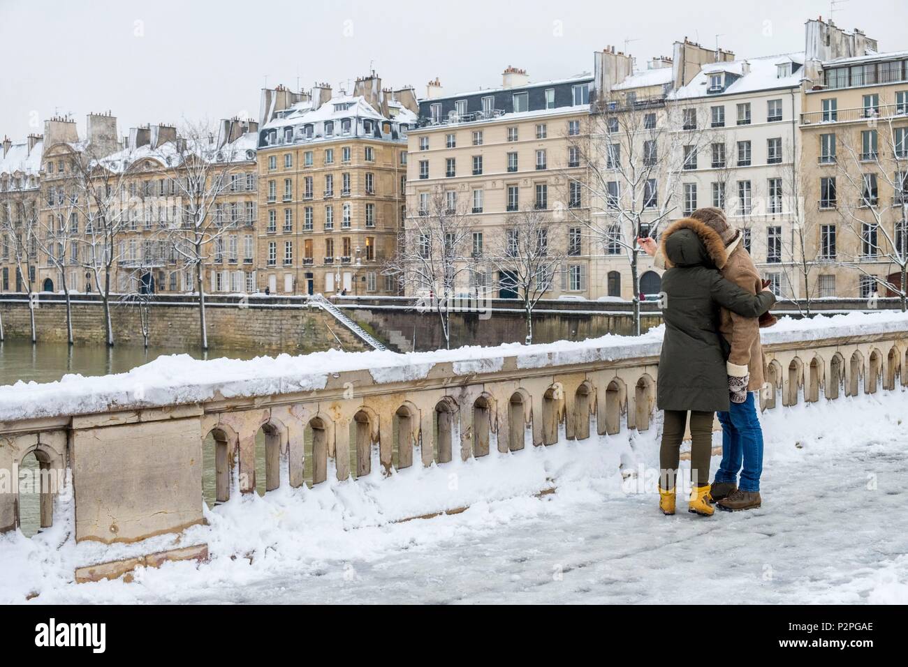 Frankreich, Paris, in Liebe auf die Louis Philippe Brücke, schneefälle am 07/02/2018 Stockfoto
