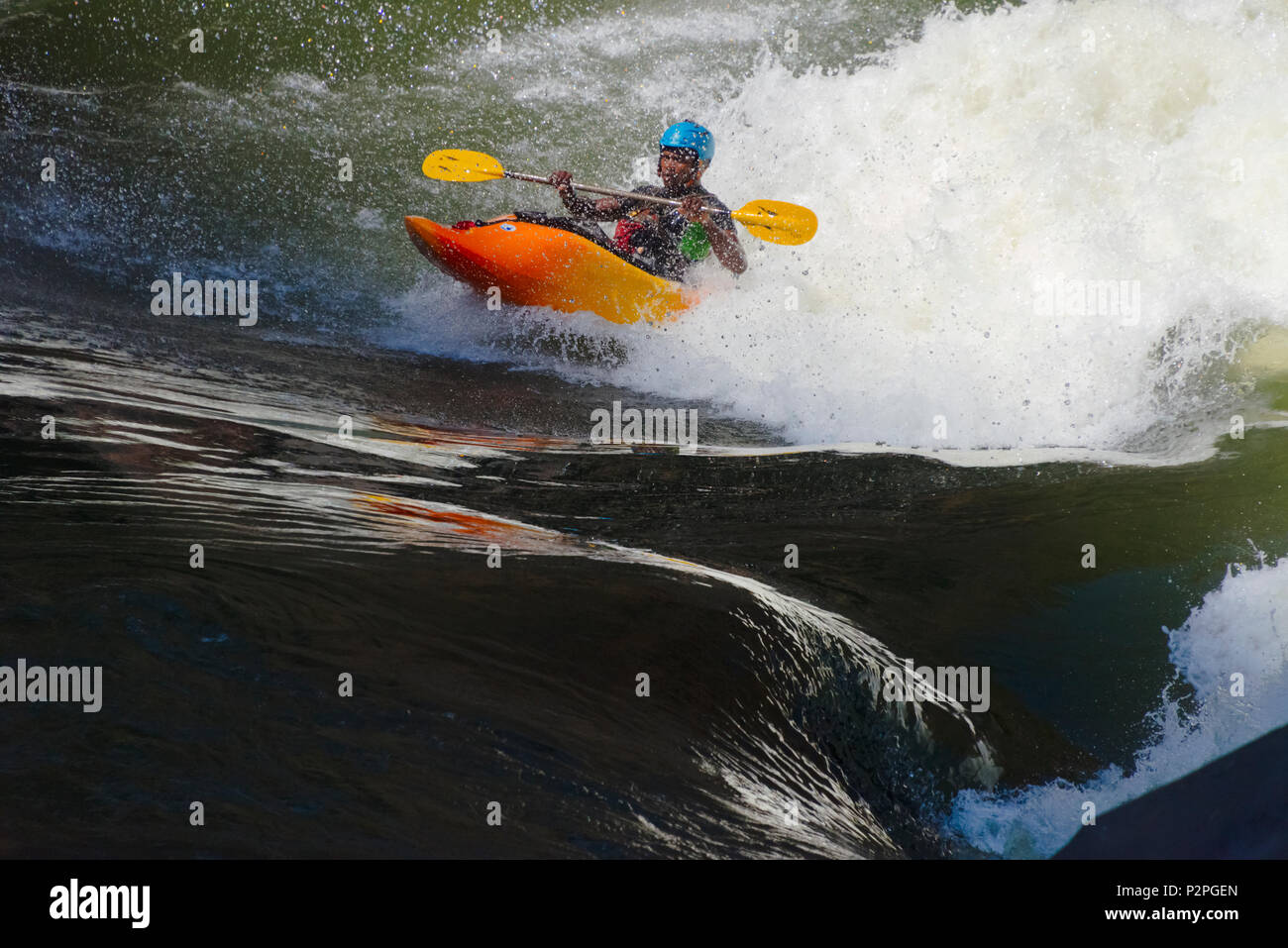 Touristische Wildwasser Kajak unten in Victoria Falls, Simbabwe Stockfoto